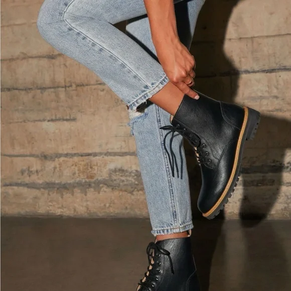 Brycen Faux Leather Lace Up Boot Vici Collection NWT size 7.5 - Picture 2 of 11